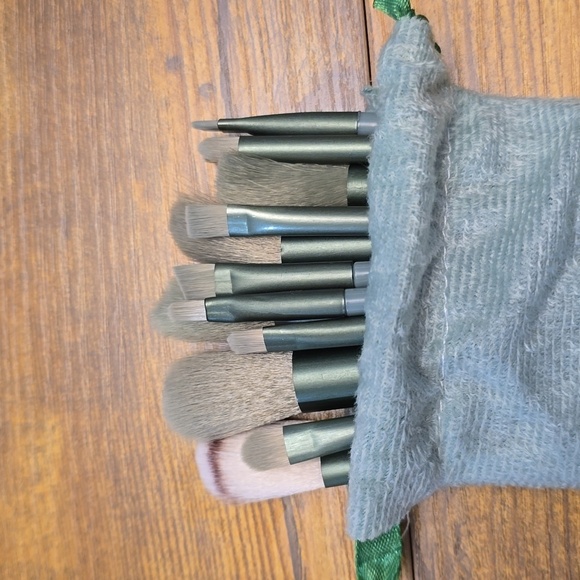 New 13 Piece Green Makeup Brush Set with Pouch - Picture 7 of 7